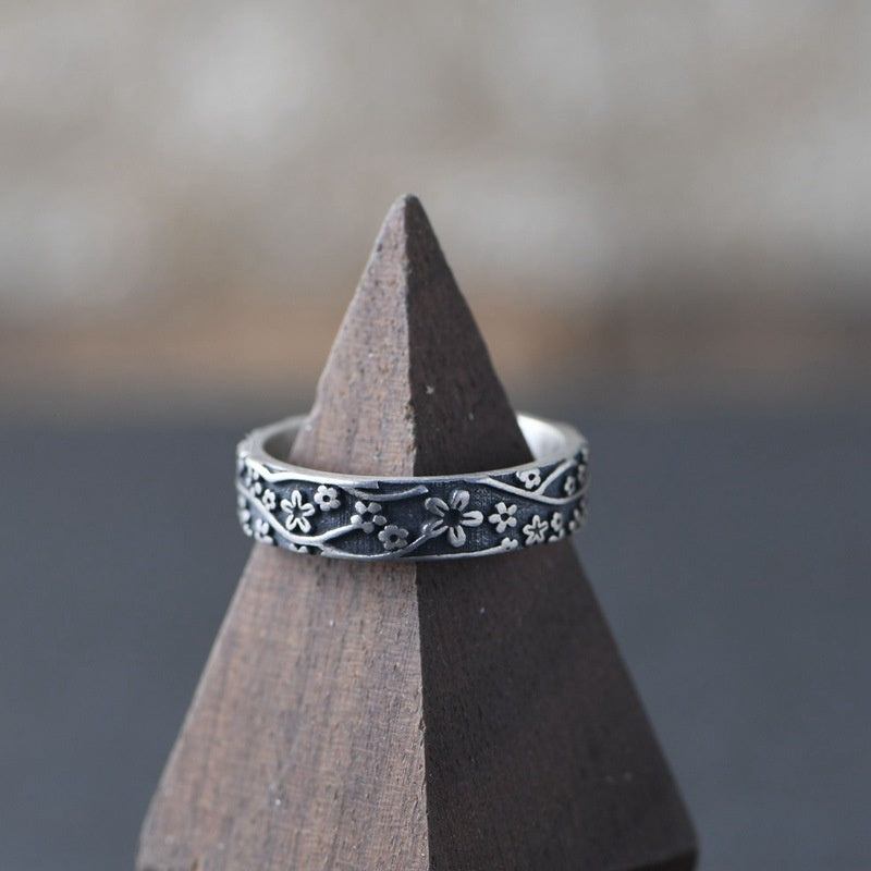 Flower shaped pattern ring