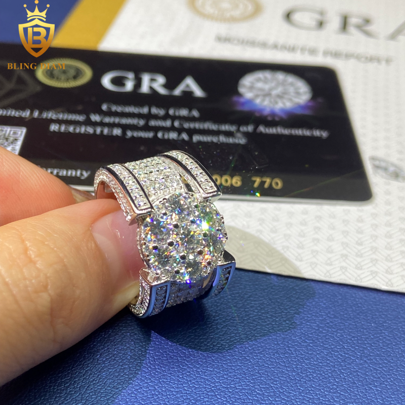 Round brilliant moissanite ring