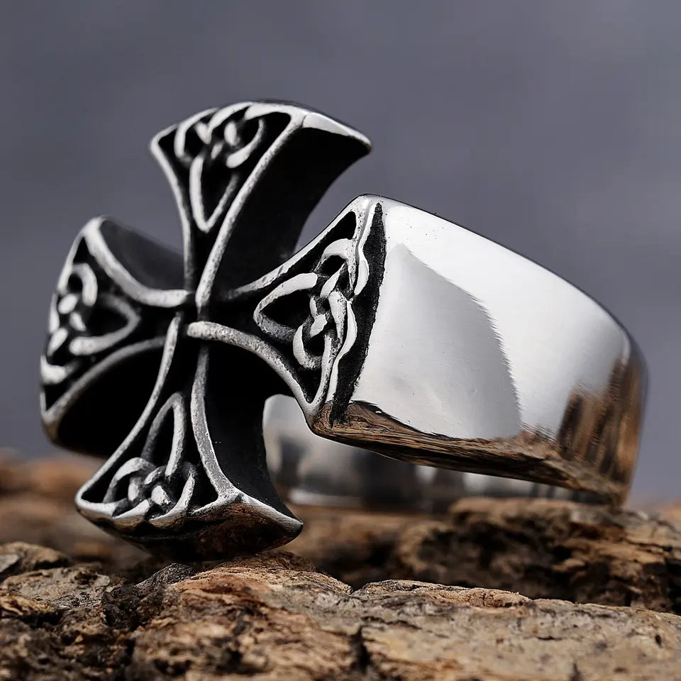 Irish Celtic symbol knot ring
