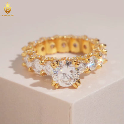 Round brilliant-cut moissanite ring