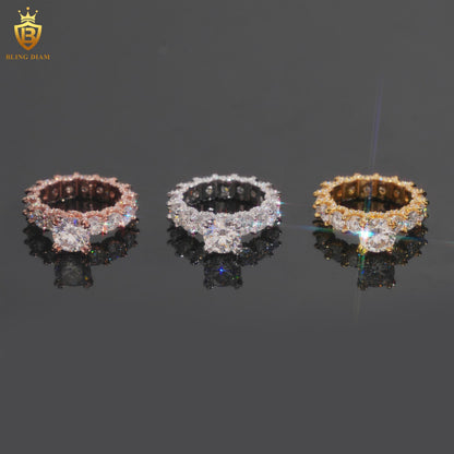 Round brilliant-cut moissanite ring