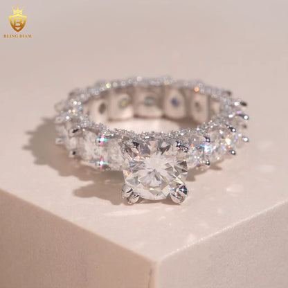 Round brilliant-cut moissanite ring