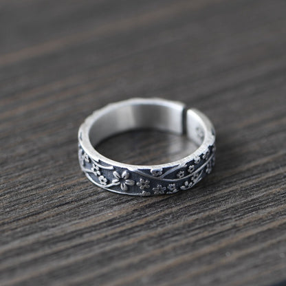 Flower shaped pattern ring