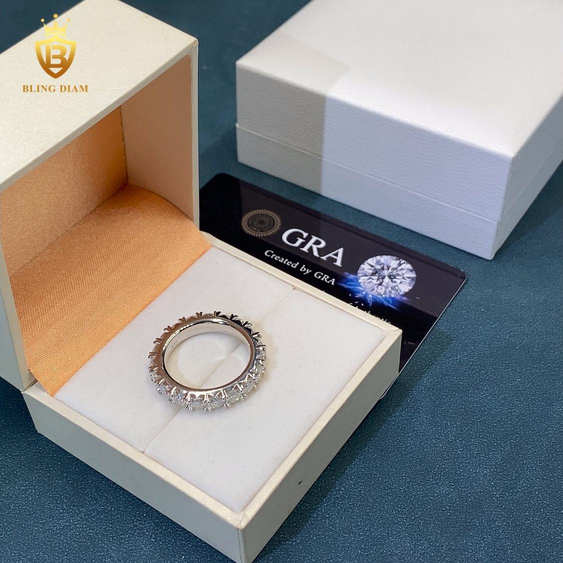 Round brilliant moissanite ring