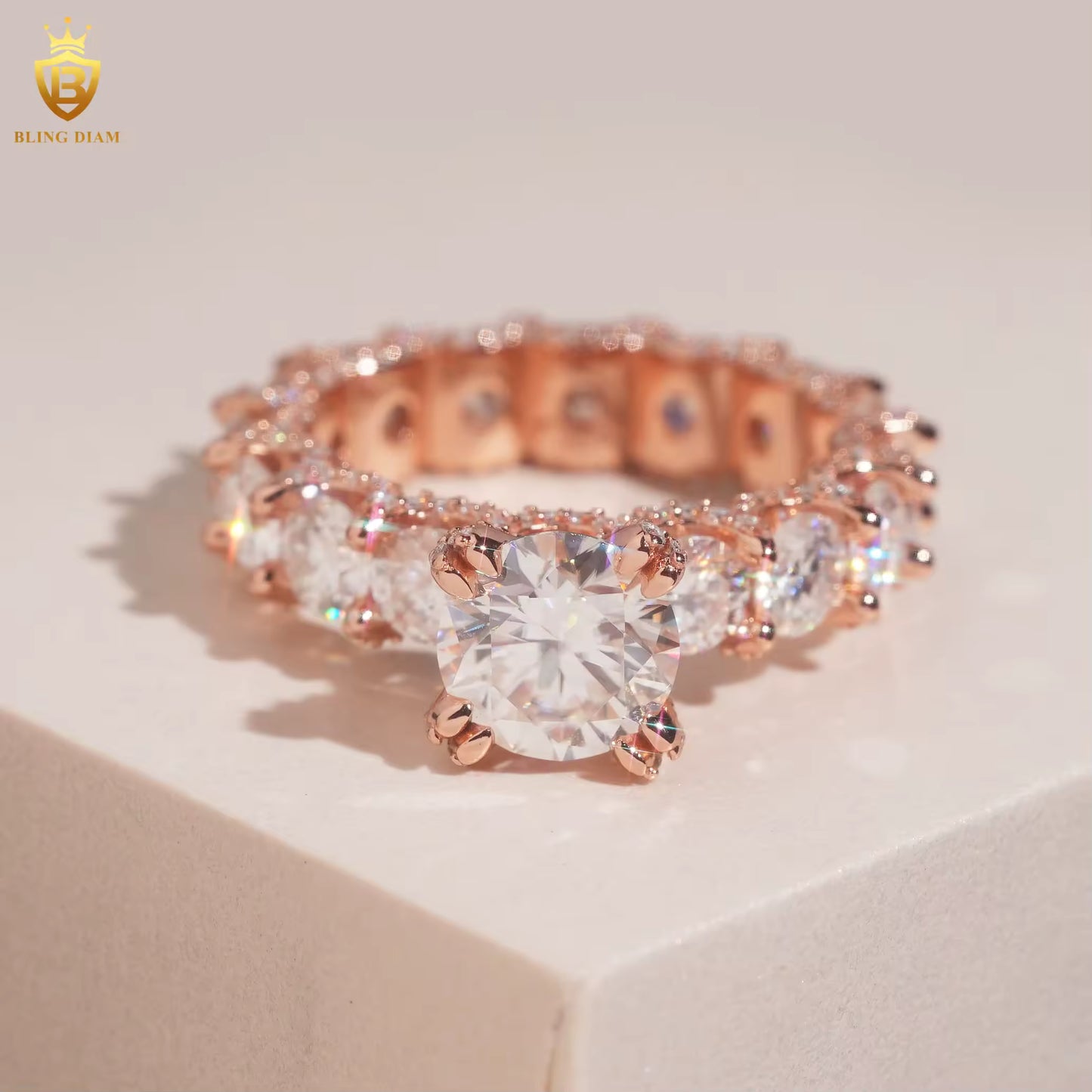 Round brilliant-cut moissanite ring