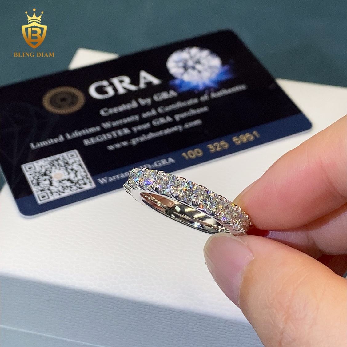 Round brilliant moissanite ring