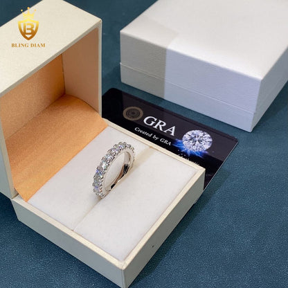 Round brilliant moissanite ring
