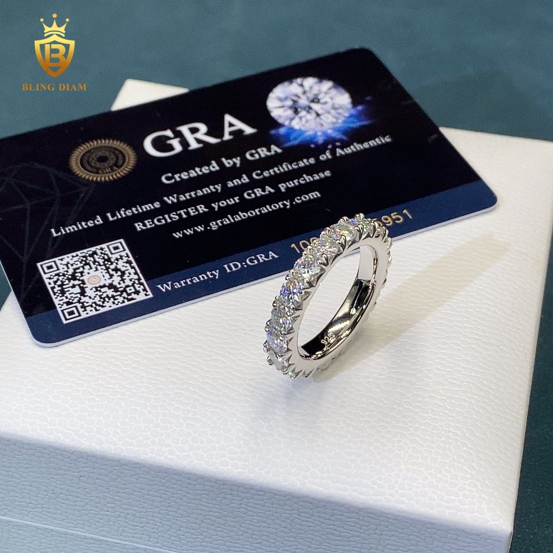 Round brilliant moissanite ring