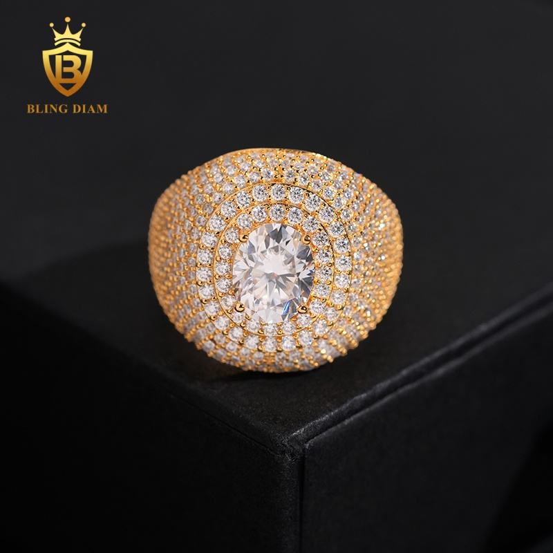 Oval moissanite ring